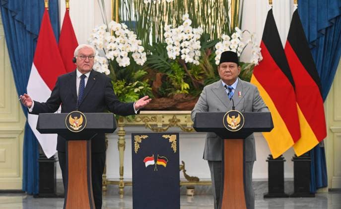 (260615) -- JAKARTA, June 15, 2026 -- Indonesian President Prabowo Subianto (R) and German President Frank-Walter Steinmeier attend a joint press conference at the Merdeka Palace in Jakarta, Indonesia, June 15, 2026. Prabowo on Monday invited Germany to participate in Indonesia s critical minerals supply chain, including rare earths, as the two countries sought to deepen economic cooperation. ) INDONESIA-JAKARTA-GERMANY-PRESIDENT-VISIT Zulkarnain 