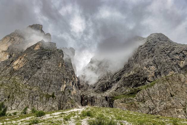 Langkofel und Plattkofel in Wolken auf der Seiser Alm in den Dolomiten, Südtirol, Italien. Wolken über der Langkofelgruppe mit den Gipfeln Langkofel und Plattkofel auf der Seiser Alm, Dolomiten, Südtirol, Italien Langkofel und Plattkofel in Wolken auf der Seiser Alm in den Dolomiten, Südtirol, Italien. Clouds over the Langkofel group with the peaks of Langkofel and Plattkofel on the Seiser Alm, Dolomites, South Tyrol, Italy Copyright: imageBROKER áõ ibxiqx17956608.jpg