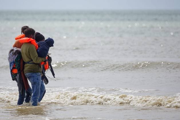 Migrants depart by taxi boat in Dannes PHOTOPQR VOIX DU NORD JOHAN BEN AZZOUZ 06 15 2026 Dannes, June 15, 2026 Migrants depart by taxi boat with young children on Dannes Beach Amid the confusion, firefighters and lifeguards equipped the youngest children with life jackets and accompanied them into the water to the makeshift boat. Their presence likely helped prevent a tragedy. PHOTO JOHAN BEN AZZOUZ LA VOIX DU NORD Departure of migrants by taxi boat with young children on the beach at Dannes on June 15, 2026 Northern France,detected_source_language  Copyright: xPHOTOPQR VOIXxDUxNORD MAXPPPxJOHANxBENxAZZOUZx 20260615VDN4006 20260615VDN4006
