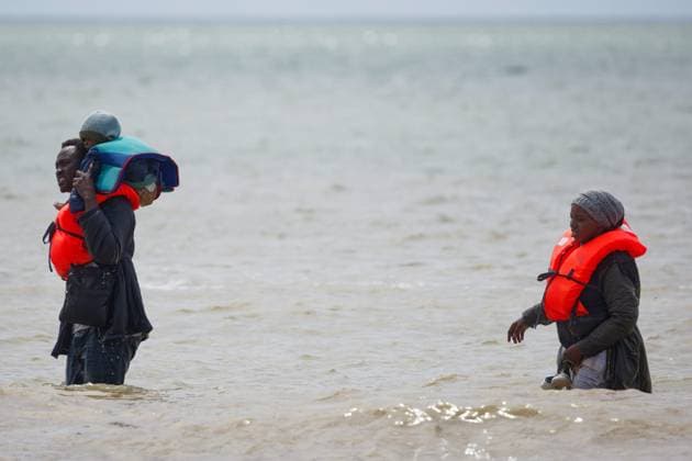Migrants depart by taxi boat in Dannes PHOTOPQR VOIX DU NORD JOHAN BEN AZZOUZ 06 15 2026 Dannes, June 15, 2026 Migrants depart by taxi boat with young children on Dannes Beach Amid the confusion, firefighters and lifeguards equipped the youngest children with life jackets and accompanied them into the water to the makeshift boat. Their presence likely helped prevent a tragedy. PHOTO JOHAN BEN AZZOUZ LA VOIX DU NORD Departure of migrants by taxi boat with young children on the beach at Dannes on June 15, 2026 Northern France,detected_source_language  Copyright: xPHOTOPQR VOIXxDUxNORD MAXPPPxJOHANxBENxAZZOUZx 20260615VDN4167 20260615VDN4167