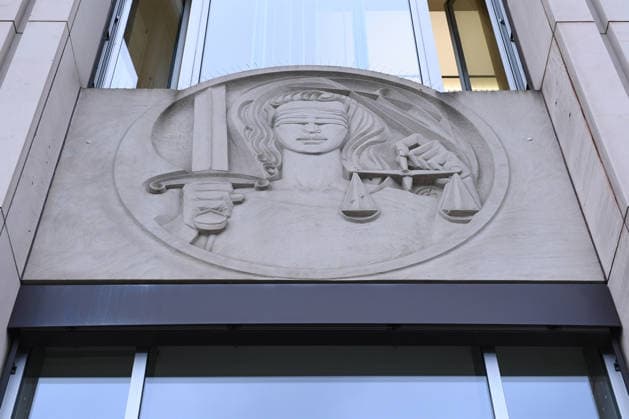 Prozess um schweren Kindesmissbrauch am 15.06.2026 im Landgericht in Essen Vor dem Essener Landgericht ist am 15.06.2026 ein Prozess wegen schweren Kindesmissbrauchs gestartet. Angeklagt sind eine 32-jährige Mutter aus Gelsenkirchen sowie ein 44-jähriger Mann aus Dorsten. Beide sitzen derzeit in Untersuchungshaft. Laut Anklage geht es um Taten zwischen Mitte 2023 und Ende 2025. Symbolfoto: Justicia über dem Eingangsbereich *** Trial for serious child abuse begins on June 15, 2026, at the Essen Regional Court A trial for serious child abuse began on June 15, 2026, at the Essen Regional Court. The defendants are a 32-year-old mother from Gelsenkirchen and a 44-year-oldfrom Dorsten. Both are currently in pretrial detention. According t xRx