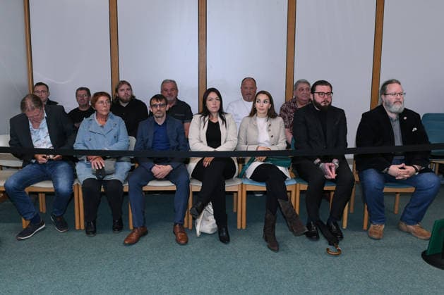 Prozess um schweren Kindesmissbrauch am 15.06.2026 im Landgericht in Essen Vor dem Essener Landgericht ist am 15.06.2026 ein Prozess wegen schweren Kindesmissbrauchs gestartet. Angeklagt sind eine 32-jährige Mutter aus Gelsenkirchen sowie ein 44-jähriger Mann aus Dorsten. Beide sitzen derzeit in Untersuchungshaft. Laut Anklage geht es um Taten zwischen Mitte 2023 und Ende 2025. Mitglieder der AfD Ratsfraktion Gelsenkirchen verfolgen den Prozess. *** Trial for serious child abuse begins on June 15, 2026, at the Essen Regional Court A trial for serious child abuse began on June 15, 2026, at the Essen Regional Court. The defendants are a 32-year-old mother from Gelsenkirchen and a 44-year-oldfrom Dorsten. Both are currently in pretrial d xRx