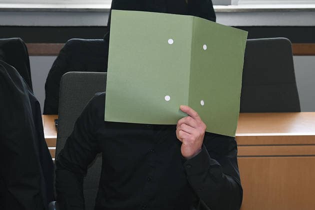 Prozess um schweren Kindesmissbrauch am 15.06.2026 im Landgericht in Essen Vor dem Essener Landgericht ist am 15.06.2026 ein Prozess wegen schweren Kindesmissbrauchs gestartet. Angeklagt sind eine 32-jährige Mutter aus Gelsenkirchen sowie ein 44-jähriger Mann aus Dorsten. Beide sitzen derzeit in Untersuchungshaft. Laut Anklage geht es um Taten zwischen Mitte 2023 und Ende 2025. Der Angeklagte verdeckt sein Gesicht mit einer Akte. *** Trial for serious child abuse begins on June 15, 2026, at the Essen Regional Court A trial for serious child abuse began on June 15, 2026, at the Essen Regional Court. The defendants are a 32-year-old mother from Gelsenkirchen and a 44-year-oldfrom Dorsten. Both are currently in pretrial detention. Accord xRx