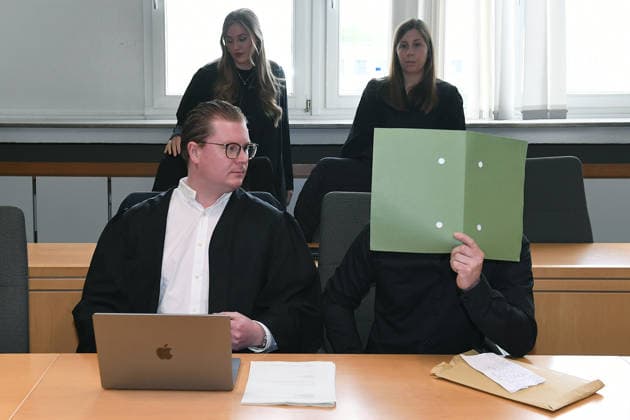 Prozess um schweren Kindesmissbrauch am 15.06.2026 im Landgericht in Essen Vor dem Essener Landgericht ist am 15.06.2026 ein Prozess wegen schweren Kindesmissbrauchs gestartet. Angeklagt sind eine 32-jährige Mutter aus Gelsenkirchen sowie ein 44-jähriger Mann aus Dorsten. Beide sitzen derzeit in Untersuchungshaft. Laut Anklage geht es um Taten zwischen Mitte 2023 und Ende 2025. Der Angeklagte verdeckt sein Gesicht mit einer Akte. Daneben sein Strafverteidiger Nikias Roth. *** Trial for serious child abuse on June 15, 2026, at the Essen Regional Court A trial for serious child abuse began on June 15, 2026, at the Essen Regional Court. The defendants are a 32-year-old mother from Gelsenkirchen and a 44-year-oldfrom Dorsten. Both are cur xRx
