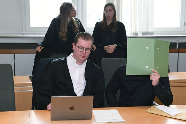 Prozess um schweren Kindesmissbrauch am 15.06.2026 im Landgericht in Essen Vor dem Essener Landgericht ist am 15.06.2026 ein Prozess wegen schweren Kindesmissbrauchs gestartet. Angeklagt sind eine 32-jährige Mutter aus Gelsenkirchen sowie ein 44-jähriger Mann aus Dorsten. Beide sitzen derzeit in Untersuchungshaft. Laut Anklage geht es um Taten zwischen Mitte 2023 und Ende 2025. Der Angeklagte verdeckt sein Gesicht mit einer Akte. Daneben sein Strafverteidiger Nikias Roth. *** Trial for serious child abuse on June 15, 2026, at the Essen Regional Court A trial for serious child abuse began on June 15, 2026, at the Essen Regional Court. The defendants are a 32-year-old mother from Gelsenkirchen and a 44-year-oldfrom Dorsten. Both are cur xRx