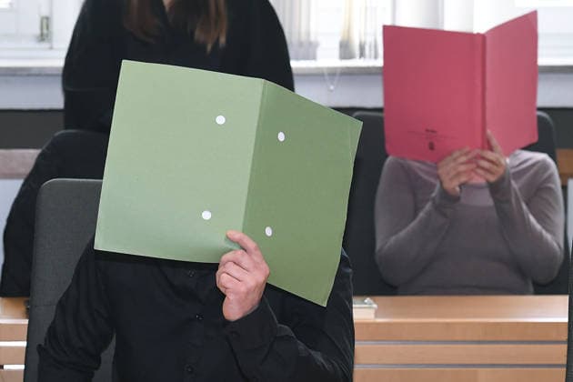 Prozess um schweren Kindesmissbrauch am 15.06.2026 im Landgericht in Essen Vor dem Essener Landgericht ist am 15.06.2026 ein Prozess wegen schweren Kindesmissbrauchs gestartet. Angeklagt sind eine 32-jährige Mutter aus Gelsenkirchen sowie ein 44-jähriger Mann aus Dorsten. Beide sitzen derzeit in Untersuchungshaft. Laut Anklage geht es um Taten zwischen Mitte 2023 und Ende 2025. Die beiden Angeklagten verdecken ihre Gesichter mit einer Akte. *** Trial for serious child abuse begins on June 15, 2026, at the Essen Regional Court A trial for serious child abuse began on June 15, 2026, at the Essen Regional Court. The defendants are a 32-year-old mother from Gelsenkirchen and a 44-year-oldfrom Dorsten. Both are currently in pretrial detent xRx