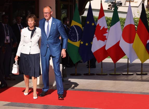 G 7 France 15.06.2026, France, Evian, G 7 meeting , 52nd Treffen der Regierungschefs, im Kurort Evian am Genfer See,Ankunft am Evian Resort Bundeskanzler Friedrich Merz und Ehefrau Charlotte Evian région Auvergne-Rhône-Alpes, France *** G7 France June 15, 2026, France, Evian, G7 meeting, 52nd meeting of heads of government, at the spa town of Evian on Lake Geneva; arrival at the Evian Resort of German Chancellor Friedrich Merz and his wife Charlotte; Evian, Auvergne-Rhône-Alpes region, France,detected_source_language