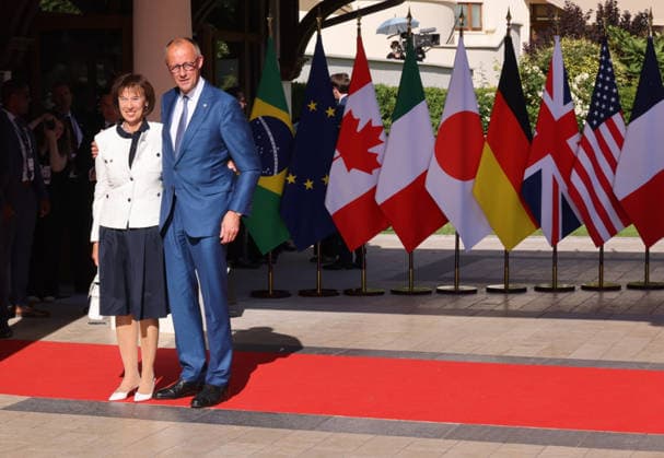 G 7 France 15.06.2026, France, Evian, G 7 meeting , 52nd Treffen der Regierungschefs, im Kurort Evian am Genfer See,Ankunft am Evian Resort Bundeskanzler Friedrich Merz und Ehefrau Charlotte Evian région Auvergne-Rhône-Alpes, France *** G7 France June 15, 2026, France, Evian, G7 meeting, 52nd meeting of heads of government, at the spa town of Evian on Lake Geneva; arrival at the Evian Resort of German Chancellor Friedrich Merz and his wife Charlotte; Evian, Auvergne-Rhône-Alpes region, France,detected_source_language