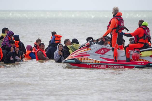 Migrants depart by taxi boat in Dannes PHOTOPQR VOIX DU NORD JOHAN BEN AZZOUZ 06 15 2026 Dannes, June 15, 2026 Migrants depart by taxi boat with young children on Dannes Beach Amid the chaos, firefighters and lifeguards equipped the youngest children with life jackets and accompanied them into the water to the makeshift boat. Their presence likely helped prevent a tragedy. PHOTO JOHAN BEN AZZOUZ LA VOIX DU NORD Departure of migrants by taxi boat with young children on the beach at Dannes on June 15, 2026 Northern France,detected_source_language  Copyright: xPHOTOPQR VOIXxDUxNORD MAXPPPxJOHANxBENxAZZOUZx 20260615VDN4388 20260615VDN4388