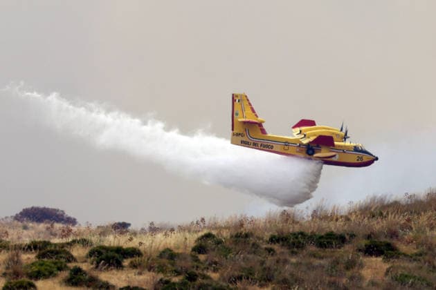 IPA85724856 - A LARGE MOUNTAIN FIRE IN SALEMI, NEAR TRAPANI, HAS BEEN BURNING FOR THREE DAYS; 1,200 HECTARES OF FOREST HAVE GONE UP IN SMOKE. Pictured: a Canadair aircraft in action over the fire  Copyright: xAlbertoxLoxBiancox xAlbertoxLoxBianco Fotogrammax 85724856