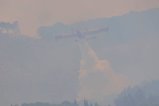 IPA85724853 - A MAJOR FIRE IN SALEMI, NEAR TRAPANI, HAS BEEN BURNING FOR THREE DAYS; 1,200 HECTARES OF FOREST HAVE GONE UP IN SMOKE. The photo shows a Canadair aircraft in action over the fire.  Copyright: xAlbertoxLoxBiancox xAlbertoxLoxBianco Fotogrammax 85724853