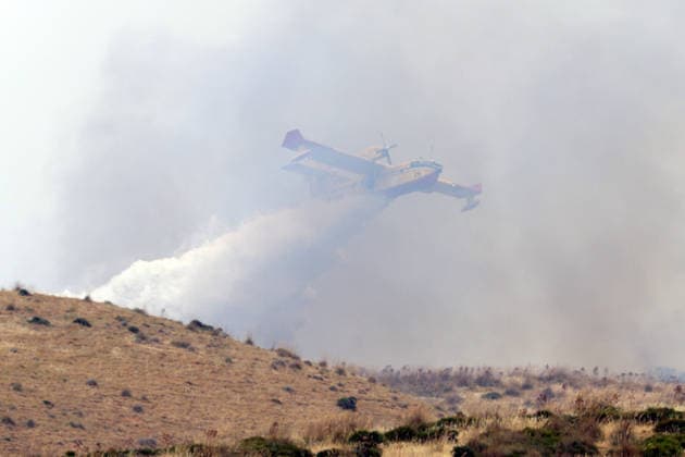 IPA85724858 - A MAJOR FIRE IN SALEMI, NEAR TRAPANI, HAS BEEN RAGING FOR THREE DAYS; 1,200 HECTARES OF FOREST HAVE GONE UP IN SMOKE. Pictured: a Canadair aircraft in action over the fire  Copyright: xAlbertoxLoxBiancox xAlbertoxLoxBianco Fotogrammax 85724858