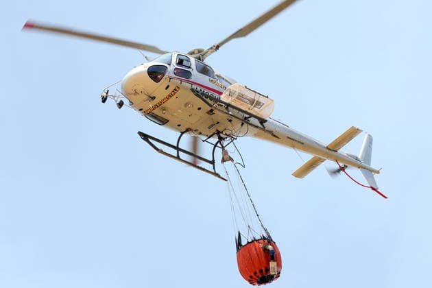 IPA85724788 - A LARGE MOUNTAIN FIRE IN SALEMI, NEAR TRAPANI, HAS BEEN BURNING FOR THREE DAYS; 1,200 HECTARES OF FOREST HAVE GONE UP IN SMOKE. Pictured: a forest service helicopter  Copyright: xAlbertoxLoxBiancox xAlbertoxLoxBianco Fotogrammax 85724788