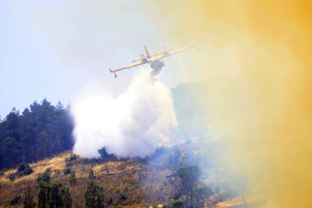 IPA85724839 - A MAJOR FIRE IN SALEMI, NEAR TRAPANI, HAS BEEN BURNING FOR THREE DAYS; 1,200 HECTARES OF FOREST HAVE GONE UP IN SMOKE. Pictured: a Canadair aircraft in action over the fire  Copyright: xAlbertoxLoxBiancox xAlbertoxLoxBianco Fotogrammax 85724839