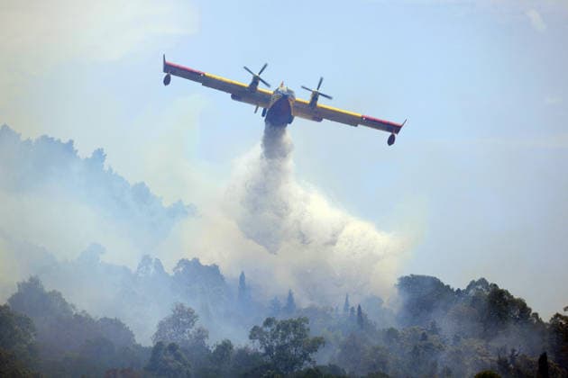 IPA85724847 - A MAJOR FIRE IN SALEMI, NEAR TRAPANI, HAS BEEN BURNING FOR THREE DAYS; 1,200 HECTARES OF FOREST HAVE GONE UP IN SMOKE The photo shows a Canadair aircraft in action over the fire  Copyright: xAlbertoxLoxBiancox xAlbertoxLoxBianco Fotogrammax 85724847