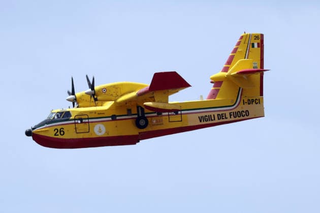 IPA85724850 - A MAJOR FIRE IN SALEMI, NEAR TRAPANI, HAS BEEN RAGING FOR THREE DAYS; 1,200 HECTARES OF FOREST HAVE GONE UP IN SMOKE. The photo shows a Canadair aircraft assisting in extinguishing the fire.  Copyright: xAlbertoxLoxBiancox xAlbertoxLoxBianco Fotogrammax 85724850