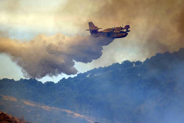 IPA85724854 - A LARGE MOUNTAIN FIRE IN SALEMI, NEAR TRAPANI, HAS BEEN BURNING FOR THREE DAYS; 1,200 HECTARES OF FOREST HAVE GONE UP IN SMOKE. Pictured: a Canadair aircraft in action over the fire  Copyright: xAlbertoxLoxBiancox xAlbertoxLoxBianco Fotogrammax 85724854