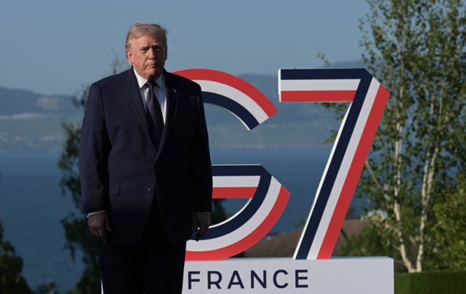 RECORD DATE NOT STATED G7 Summit - Welcoming Ceremony By President Macron And Wife U.S. President Donald Trump at the official welcoming ceremony hosted by French President Emmanuel Macron (not pictured) and his wife First Lady of France, Brigitte Macron (not pictured) during G7 Summit at the Hotel Royal in Evian-les-Bains, France on June 15, 2026. A G7 summit is set to take place June 15 to 17 in the French town of Evian-les-Bains near Switzerland and it will be attended by country leaders as well as the EU s foreign policy chief and ministers from Brazil, Canada, the United Arab Emirates and Turkey. Photo by Ammar Abd Rabbo ABACAPRESS.COM Evian-les-Bains France  Copyright: xAbdxRabboxAmmar ABACAx
