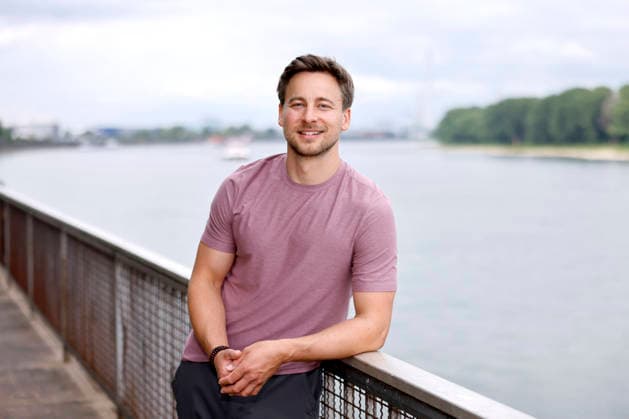 Schauspieler Timmi Trinks (Rolle: Bootsführer Mark Neumann) bei einem Set-Termin zur ZDF-Krimi-Serie WaPo Duisburg in Niehl. Köln, 15.06.2026 NRW Deutschland *** Actor Timmi Trink as boat captain Mark Neumann during a filming session for the ZDF crime series WaPo Duisburg in Niehl, Cologne, June 15, 2026, North Rhine-Westphalia, Germany,detected_source_language Copyright: xChristophxHardtx