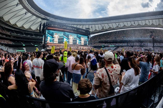 Bad Bunnys Final Concert at the Estadio Metropolitano in Madrid Singer Bad Bunny performs during his final concert at the Riyadh Air Metropolitano on June 15, 2026, in Madrid, Spain. The Puerto Rican artist has performed ten concerts in the capital between May 30 and June 15 as part of his ‘DeBÍ TiRAR MáS FOToS World Tour’ in Spain,detected_source_language  Copyright: xRicardoxRubiox 7600091