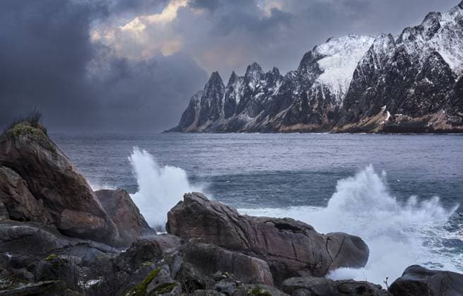 Creative Highlights World Stimmungsvolle verschneite Winterlandschaft des Nordfjords auf der Insel Senja, Troms, Norwegen Moody snowy winter landscape of of the Northfjord on Senja Island, Troms, Norway Copyright: imageBROKER Unknown ibxqmi17746896.jpg