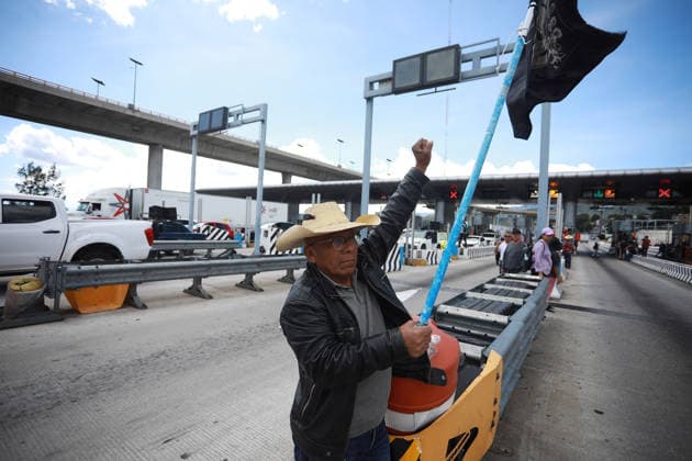 CNTE teachers protest in Mexico City on 15th day of strike MEXICO CITY, MEXICO - JUNE 15: A CNTE teacher raises his fist during a protest at a toll booth in southern Mexico City, Mexico on June 15, 2026. Members of National Coordination of Education Workers (CNTE) staged protests at multiple toll booths, allowing motorists to pass without paying as their national strike reached its 15th day. Daniel Cardenas Anadolu Mexico City Mexico. Editorial use only. Please get in touch for any other usage.  Copyright: x2026xAnadoluxDanielxCardenasx