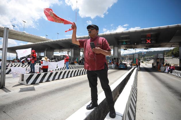 CNTE teachers protest in Mexico City on 15th day of strike MEXICO CITY, MEXICO - JUNE 15: A CNTE teacher takes part in a protest at a toll booth in southern Mexico City, Mexico on June 15, 2026. Members of National Coordination of Education Workers (CNTE) staged protests at multiple toll booths, allowing motorists to pass without paying as their national strike reached its 15th day. Daniel Cardenas Anadolu Mexico City Mexico. Editorial use only. Please get in touch for any other usage.  Copyright: x2026xAnadoluxDanielxCardenasx