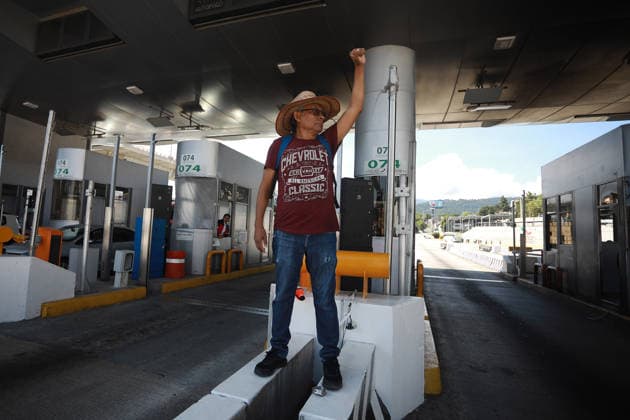 CNTE teachers protest in Mexico City on 15th day of strike MEXICO CITY, MEXICO - JUNE 15: A CNTE teacher raises his fist during a protest at a toll booth in southern Mexico City, Mexico on June 15, 2026. Members of National Coordination of Education Workers (CNTE) staged protests at multiple toll booths, allowing motorists to pass without paying as their national strike reached its 15th day. Daniel Cardenas Anadolu Mexico City Mexico. Editorial use only. Please get in touch for any other usage.  Copyright: x2026xAnadoluxDanielxCardenasx
