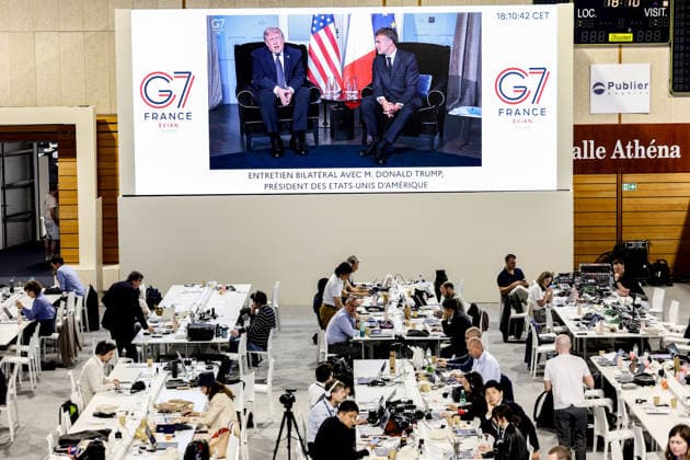 June 15, 2026, Evian-Les-Bains, France, European Union: Journalists watch inside the IMC as U.S. President DONALD TRUMP and French President EMMANUEL MACRON are broadcast during the opening day of the G7 summit in Evian-les-Bains. Evian-Les-Bains European Union - ZUMAo116 20260615_znp_o116_055 Copyright: xBiancaxOterox