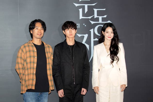 Kim Nam-Hee, Yeom Ji-Ho and Shin Min-Ah, June 15, 2026 : Director Yeom Ji-Ho (C) with cast members Kim Nam-Hee (L) and Shin Min-Ah at a press conference for the new movie The Eyes in Seoul, South Korea. The Korean thriller film will hit local screens on June 24.  aflo_334569453