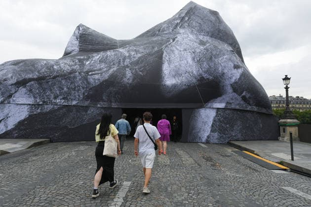 JR s trompe-l oeil Installation La Caverne Opening - Paris Opening of his trompe-l oeil installation La Caverne on the Pont-Neuf bridge in Paris, France on June 15, 2026. Photo by Lionel Urman ABACAPRESS.COM Paris France  Copyright: xUrmanxLionel ABACAx