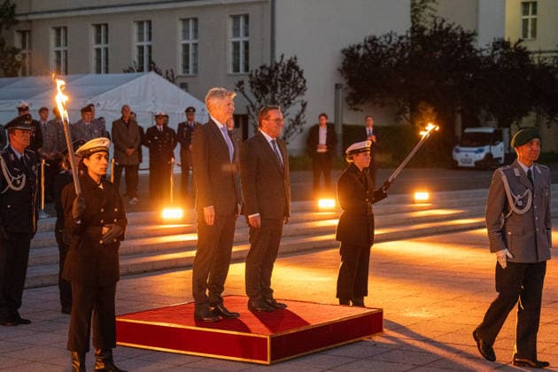 Jasper Wieck, Boris Pistorius; Serenade, Bundesminister der Verteidigung Boris Pistorius würdigt den ehemaligen Abteilungsleiter Politik Dr. Jasper Wieck, am 15.06.2026 in Berlin, (Bundesministerium der Verteidigung, BMVg), Deutschland *** Jasper Wieck, Boris Pistorius Serenade, Federal Minister of Defense Boris Pistorius honors former Head of the Policy Division Dr. Jasper Wieck on June 15, 2026, in Berlin, at the Federal Ministry of Defense (BMVg), Germany,detected_source_language