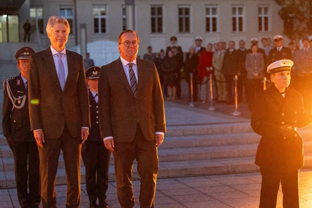 Jasper Wieck, Boris Pistorius; Serenade, Bundesminister der Verteidigung Boris Pistorius würdigt den ehemaligen Abteilungsleiter Politik Dr. Jasper Wieck, am 15.06.2026 in Berlin, (Bundesministerium der Verteidigung, BMVg), Deutschland *** Jasper Wieck, Boris Pistorius Serenade, Federal Minister of Defense Boris Pistorius honors former Head of the Policy Division Dr. Jasper Wieck on June 15, 2026, in Berlin, at the Federal Ministry of Defense (BMVg), Germany,detected_source_language