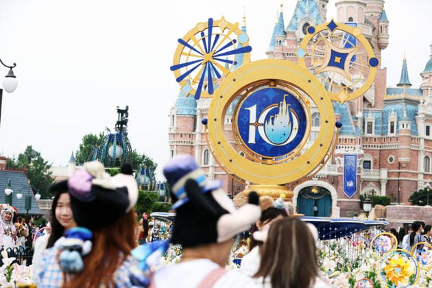 SHANGHAI, CHINA - JUNE 16: Visitors pose for photos in front of a giant 10 sign as Shanghai Disney Resort celebrates its 10th anniversary on June 16, 2026 in Shanghai, China. Since opening on June 16, 2016, the resort has welcomed over 100 million visitors in ten years.  Copyright: xChinaxNewsxServicex 111648530377