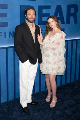 Ebon Moss-Bachrach und Sarah Ramos beim Final Family Meal Event zur 5. Staffel der FX-Serie The Bear im Hotel Nine Orchard. New York, 15.06.2026 *** Ebon Moss Bachrach and Sarah Ramos at the Season 5 Final Family Meal event for the FX series The Bear at the Hotel Nine Orchard in New York, June 15, 2026,detected_source_language Foto:xB.xHinex xFuturexImagex bear_6635