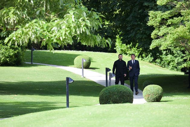 G7 Summit - Macron Welcomes Zelensky President Emmanuel Macron welcomes Ukrainian President Volodymyr Zelensky as he arrives to the Hotel Royal during the G7 summit, in Evian, eastern France, on June 16, 2026. A G7 summit is set to take place June 15 to 17 in the French town of Evian-les-Bains near Switzerland and it will be attended by country leaders as well as the EU s foreign policy chief and ministers from Brazil, Canada, the United Arab Emirates and Turkey. Photo by Ammar Abd Rabbo ABACAPRESS.COM Evian France  Copyright: xAbdxRabboxAmmar ABACAx