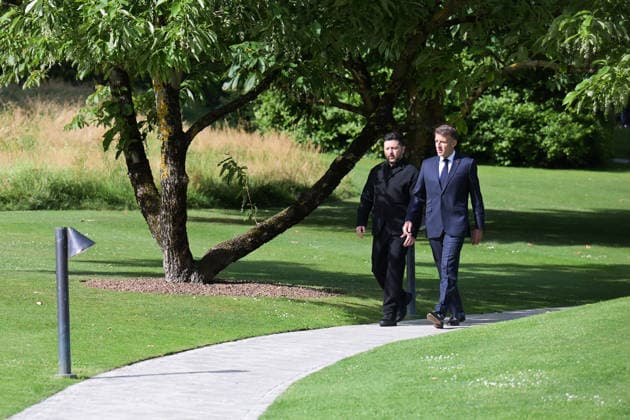 G7 Summit - Macron Welcomes Zelensky President Emmanuel Macron welcomes Ukrainian President Volodymyr Zelensky as he arrives to the Hotel Royal during the G7 summit, in Evian, eastern France, on June 16, 2026. A G7 summit is set to take place June 15 to 17 in the French town of Evian-les-Bains near Switzerland and it will be attended by country leaders as well as the EU s foreign policy chief and ministers from Brazil, Canada, the United Arab Emirates and Turkey. Photo by Ammar Abd Rabbo ABACAPRESS.COM Evian France  Copyright: xAbdxRabboxAmmar ABACAx