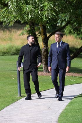 G7 Summit - Macron Welcomes Zelensky President Emmanuel Macron welcomes Ukrainian President Volodymyr Zelensky as he arrives to the Hotel Royal during the G7 summit, in Evian, eastern France, on June 16, 2026. A G7 summit is set to take place June 15 to 17 in the French town of Evian-les-Bains near Switzerland and it will be attended by country leaders as well as the EU s foreign policy chief and ministers from Brazil, Canada, the United Arab Emirates and Turkey. Photo by Ammar Abd Rabbo ABACAPRESS.COM Evian France  Copyright: xAbdxRabboxAmmar ABACAx