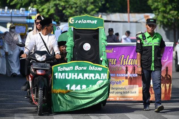 ISLAMIC NEW YEAR PARADE IN BANDA ACEH BANDA ACEH, INDONESIA JUNE 16, 2026: Students carry posters during an Islamic New Year parade in Banda Aceh, Aceh Province, Indonesia. The parade, attended by hundreds of kindergarten, elementary, junior high, and senior high school students, was organized to celebrate and welcome the Islamic New Year 1448 Hijri. The event also aimed to strengthen Islamic brotherhood (ukhuwah islamiyah) and promote Islamic values and teachings among the community through a public display of religious unity and cultural tradition. Banda Aceh Aceh Indonesia Copyright: x xMUHAMMADx xJNAxPressx