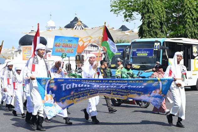 ISLAMIC NEW YEAR PARADE IN BANDA ACEH BANDA ACEH, INDONESIA JUNE 16, 2026: Students carry posters during an Islamic New Year parade in Banda Aceh, Aceh Province, Indonesia. The parade, attended by hundreds of kindergarten, elementary, junior high, and senior high school students, was organized to celebrate and welcome the Islamic New Year 1448 Hijri. The event also aimed to strengthen Islamic brotherhood (ukhuwah islamiyah) and promote Islamic values and teachings among the community through a public display of religious unity and cultural tradition. Banda Aceh Aceh Indonesia Copyright: x xMUHAMMADx xJNAxPressx