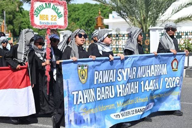ISLAMIC NEW YEAR PARADE IN BANDA ACEH BANDA ACEH, INDONESIA JUNE 16, 2026: Students carry posters during an Islamic New Year parade in Banda Aceh, Aceh Province, Indonesia. The parade, attended by hundreds of kindergarten, elementary, junior high, and senior high school students, was organized to celebrate and welcome the Islamic New Year 1448 Hijri. The event also aimed to strengthen Islamic brotherhood (ukhuwah islamiyah) and promote Islamic values and teachings among the community through a public display of religious unity and cultural tradition. Banda Aceh Aceh Indonesia Copyright: x xMUHAMMADx xJNAxPressx