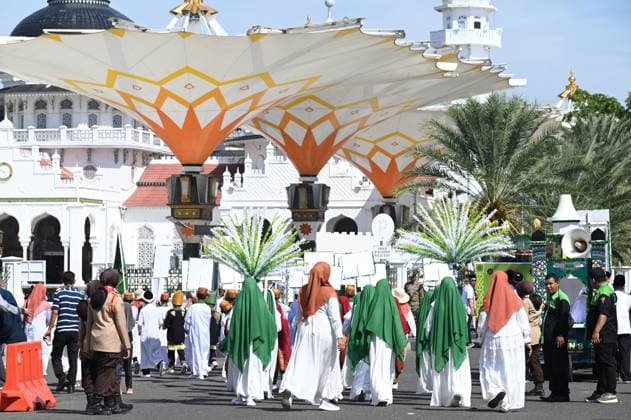 ISLAMIC NEW YEAR PARADE IN BANDA ACEH BANDA ACEH, INDONESIA JUNE 16, 2026: Students carry posters during an Islamic New Year parade in Banda Aceh, Aceh Province, Indonesia. The parade, attended by hundreds of kindergarten, elementary, junior high, and senior high school students, was organized to celebrate and welcome the Islamic New Year 1448 Hijri. The event also aimed to strengthen Islamic brotherhood (ukhuwah islamiyah) and promote Islamic values and teachings among the community through a public display of religious unity and cultural tradition. Banda Aceh Aceh Indonesia Copyright: x xMUHAMMADx xJNAxPressx