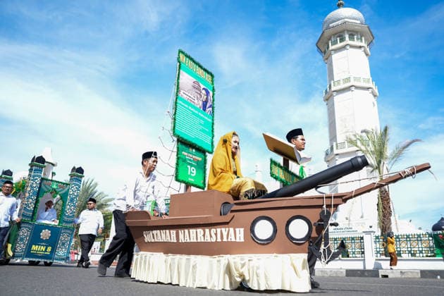 June 16, 2026, Banda Aceh, Aceh, Indonesia: Students were seen wearing Islamic costumes and displaying educational posters promoting Islam during the Islamic New Year Parade in Banda Aceh, Aceh Province, Indonesia, on Tuesday. The parade, attended by more than 1,000 students from kindergarten, elementary, junior high, and high school levels, served as a token of gratitude and joy for the Islamic New Year, also known as 1 Muharram 1448 H. Banda Aceh Indonesia - ZUMAi115 20260616_zip_i115_010 Copyright: xMuhammadxIqbalx