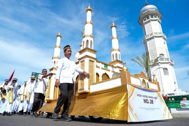 June 16, 2026, Banda Aceh, Aceh, Indonesia: Students were seen wearing Islamic costumes and displaying educational posters promoting Islam during the Islamic New Year Parade in Banda Aceh, Aceh Province, Indonesia, on Tuesday. The parade, attended by more than 1,000 students from kindergarten, elementary, junior high, and high school levels, served as a token of gratitude and joy for the Islamic New Year, also known as 1 Muharram 1448 H. Banda Aceh Indonesia - ZUMAi115 20260616_zip_i115_015 Copyright: xMuhammadxIqbalx