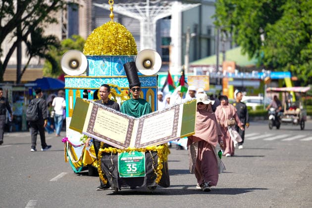 June 16, 2026, Banda Aceh, Aceh, Indonesia: Students were seen wearing Islamic costumes and displaying educational posters promoting Islam during the Islamic New Year Parade in Banda Aceh, Aceh Province, Indonesia, on Tuesday. The parade, attended by more than 1,000 students from kindergarten, elementary, junior high, and high school levels, served as a token of gratitude and joy for the Islamic New Year, also known as 1 Muharram 1448 H. Banda Aceh Indonesia - ZUMAi115 20260616_zip_i115_017 Copyright: xMuhammadxIqbalx