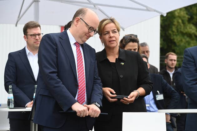 v.l. Matthias HAUER, parlamentarischer Staatssekretaer im Bundesministerium Forschung, Technologie und Raumfahrt, Mona NEUBAUR, Buendnis 90 die Gruenen, Ministerin fuer Wirtschaft, Industrie, Klimaschutz und Energie, stellv. Ministerpraesidentin des Landes Nordrhein-Westfalen, Spatenstich fuer den GOVSATCOM-Hub beim Deutschen Zentrum fuer Luft- und Raumfahrt DLR in Koeln, 16.06.2026. *** From left
