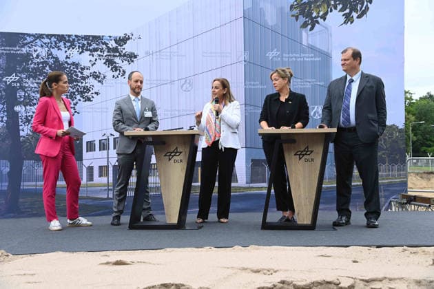 v.l. Kristina STERZ, Moderatorin, v.l. Rodrigo da Costa, Catherine KAVVADA, Mona NEUBAUR, Buendnis 90 die Gruenen, Ministerin fuer Wirtschaft, Industrie, Klimaschutz und Energie, stellv. Ministerpraesidentin des Landes Nordrhein-Westfalen, , Dr. Florian SCHWANDNER, DLR Spatenstich fuer den GOVSATCOM-Hub beim Deutschen Zentrum fuer Luft- und Raumfahrt DLR in Koeln, 16.06.2026. *** From left