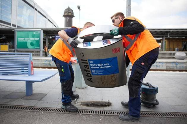 Mobile Handwerkerteams an Bahnhöfen ** NUR FÜR REDAKTIONELLE ZWECKE ** EDITORIAL USE ONLY **<p>Zwei Mitarbeiter eines mobilen Handwerkerteam der Bahn ersetzen am Bahnhof Ostkreuz einen Mülleimer. Rund 200 neue Mitarbeitende in 44 Teams sollen für mehr Tempo bei Reparaturen sorgen. Deutschland Berlin Berlin Copyright: JörgxCarstensen *** Mobile repair teams at train stations FOR EDITORIAL USE ONLY EDITORIAL USE ONLY p Two members of a mobile repair team from Deutsche Bahn are replacing a trash can at Ostkreuz Station. Around 200 new employees in 44 teams are expected to speed up repairs. Germany Berlin Berlin Copyright JörgxCarstensen,detected_source_language Copyright: JörgxCarstensen doc86b7eymsbu18b639gkv ,EDITORIAL USE ONLY