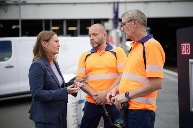 Mobile Handwerkerteams an Bahnhöfen ** NUR FÜR REDAKTIONELLE ZWECKE ** EDITORIAL USE ONLY **<p>Katja Hüske, Vorständin Personenbahnhöfe bei der DB InfraGO AG, und ein mobiles Handwerkerteam der Bahn stehen auf einem Bahnsteig am Ostkreuz. Rund 200 neue Mitarbeitende in 44 Teams sollen für mehr Tempo bei Reparaturen sorgen. Deutschland Berlin Berlin Copyright: JörgxCarstensen *** Mobile maintenance teams at train stations FOR EDITORIAL USE ONLY EDITORIAL USE ONLY p Katja Hüske, Executive Board Member for Passenger Stations at DB InfraGO AG, and a mobile maintenance team from the railway stand on a platform at Ostkreuz. Around 200 new employees in 44 teams are set to speed up repairs. Germany Berlin Berlin Copyright JörgxCarstensen,de Copyright: JörgxCarstensen doc86b7ewm2d5l18uucaj4v ,EDITORIAL USE ONLY