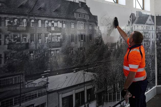 Mobile Handwerkerteams an Bahnhöfen ** NUR FÜR REDAKTIONELLE ZWECKE ** EDITORIAL USE ONLY **<p>Ein Mitarbeiter eines mobilen Handwerkerteam der Bahn beseitigt am Bahnhof Ostkreuz ein Graffiti. Rund 200 neue Mitarbeitende in 44 Teams sollen für mehr Tempo bei Reparaturen sorgen. Deutschland Berlin Berlin Copyright: JörgxCarstensen *** Mobile repair crews at train stations FOR EDITORIAL USE ONLY EDITORIAL USE ONLY p A member of a mobile repair team from Deutsche Bahn removes graffiti at Ostkreuz Station. Around 200 new employees in 44 teams are expected to speed up repairs. Germany Berlin Berlin Copyright JörgxCarstensen,detected_source_language Copyright: JörgxCarstensen doc86b7ewy5pg810e5hdx51 ,EDITORIAL USE ONLY